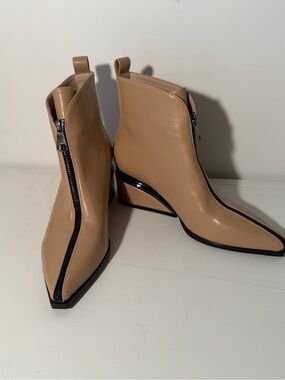 Torgeis New York Marion Zip-Front Pointed Ankle Booties. NWOB. Size 9.